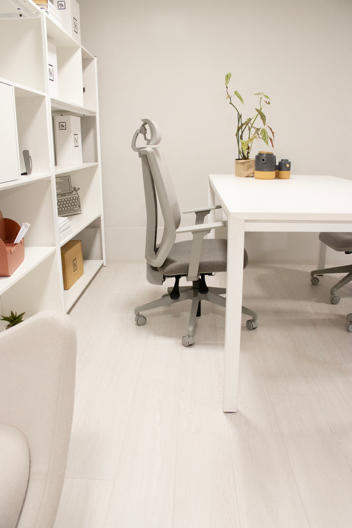 Cadeira Giratoria Presidente Addit Cinza com Regulagem no Encosto